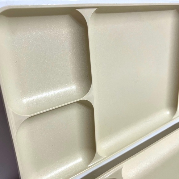 Tupperware Vintage Tray Almond Divided Cafeteria Style 15x9 Dining 1535 Lot of 2 - Picture 4 of 7